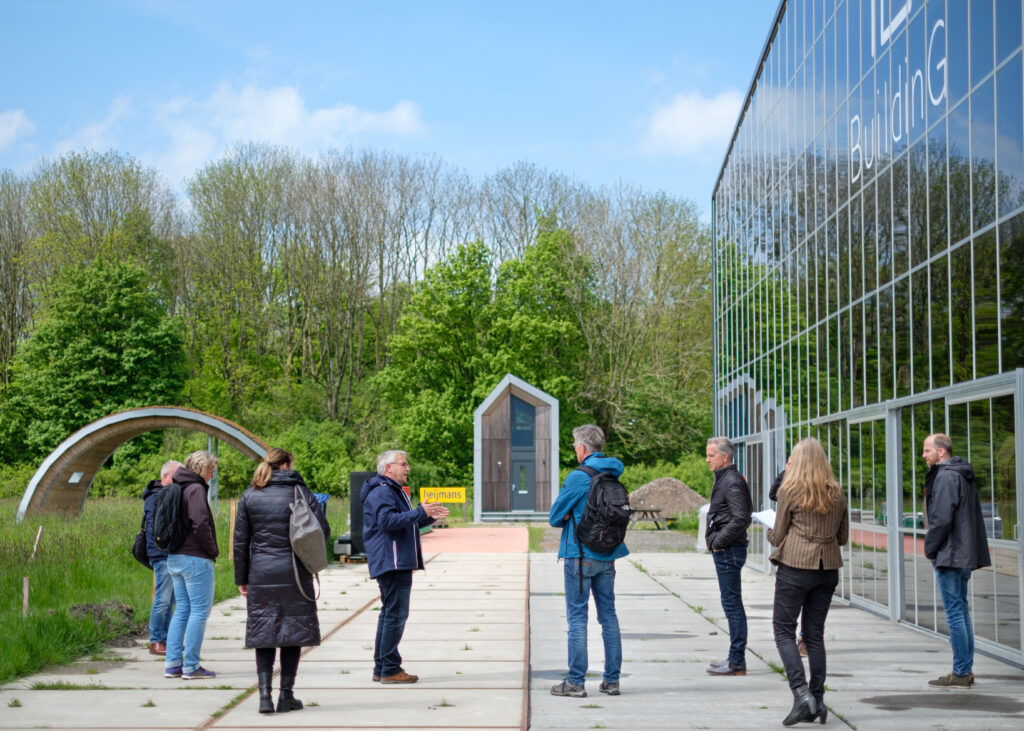Gemeente Groningen en Assen bezoeken klimaatproeftuin BuildinG